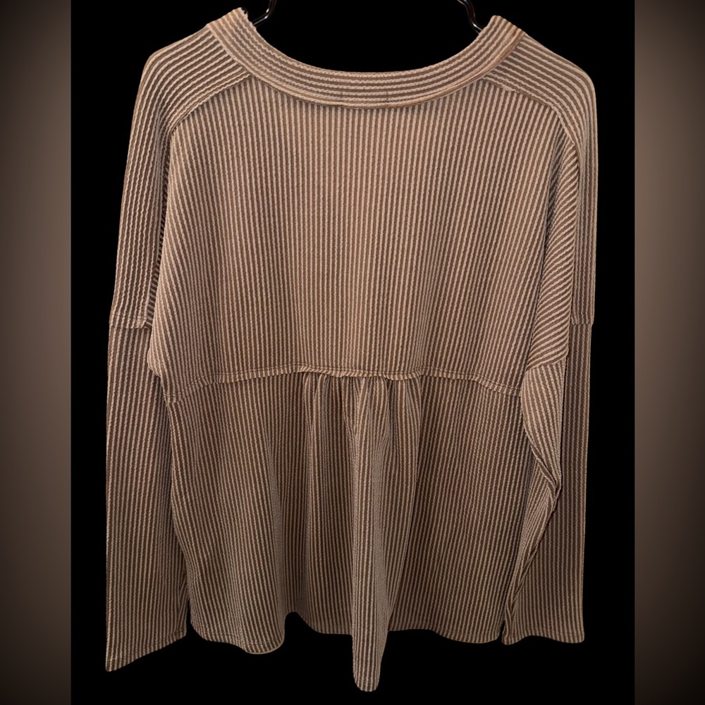 Andree Raised Ribbed Button V-Neck Knit Top - Picture 5 of 6